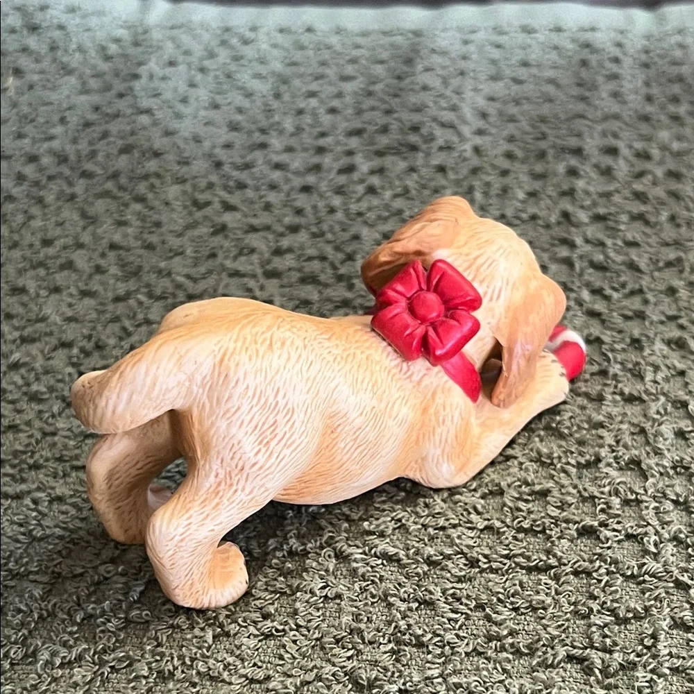 Enesco Porcelain Golden Retriever for Christmas 1985 Kathy Wise Holiday Figurine